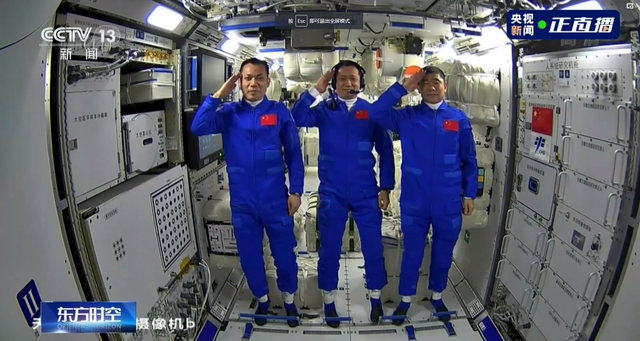 【小文报道】这个敬礼帅爆了！3名航天员在太空向全国人民敬礼
